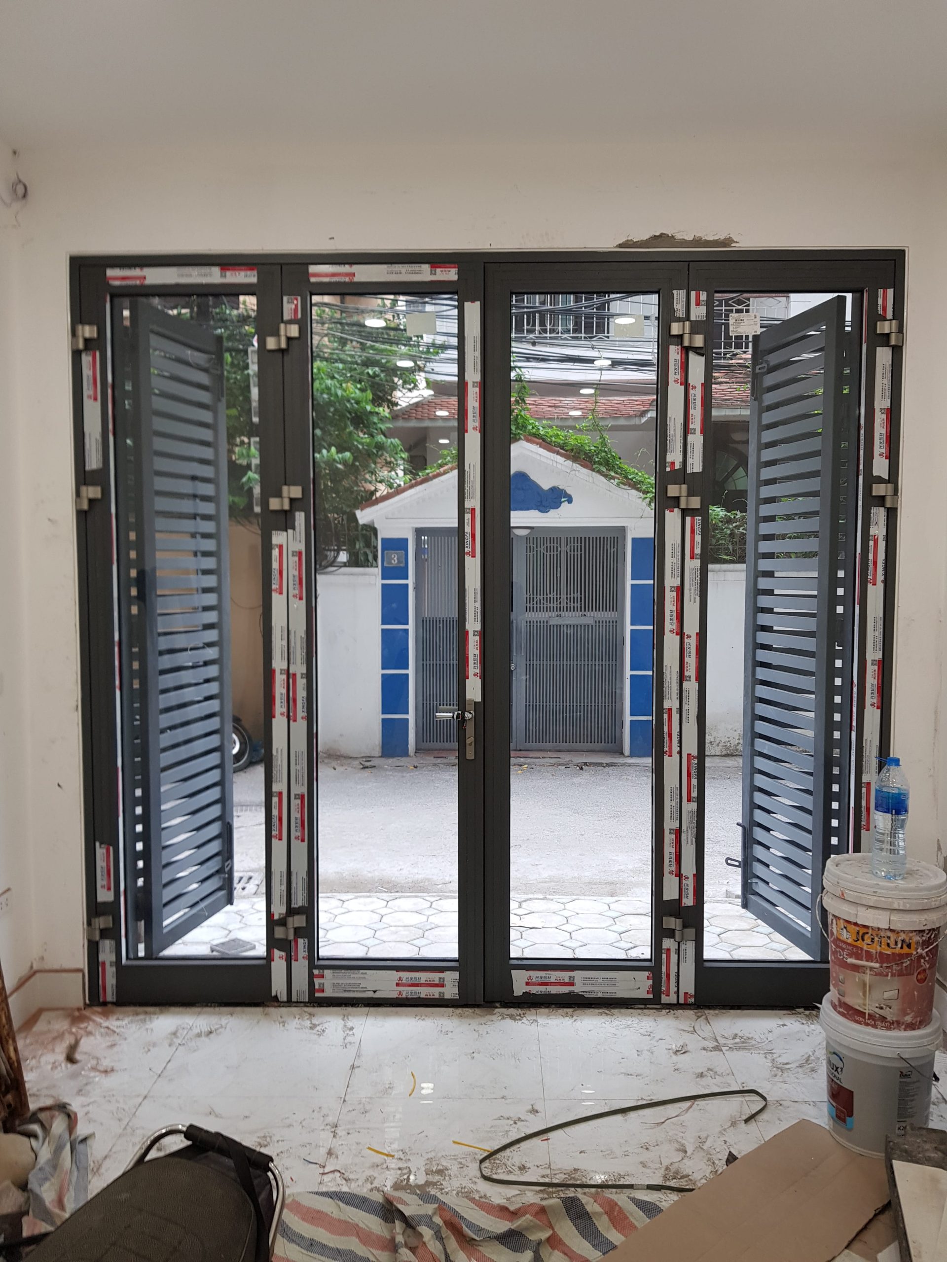 Cửa đi mở quay 4 cánh nhôm Xingfa hệ 55
