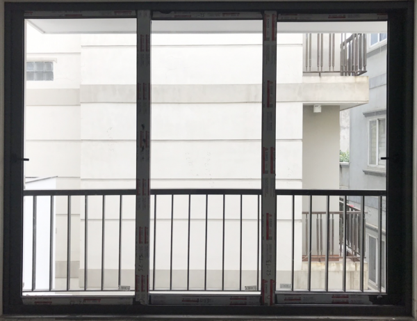 Cửa sổ mở quay nhôm:
Với các cửa sổ nhôm mở quay hiện đại, bạn sẽ không bao giờ phải lo lắng về độ bền. Các cửa sổ này được cải tiến để đáp ứng các tiêu chuẩn vật liệu xây dựng hiện đại nhất, tôn vinh vẻ đẹp tối đa của căn nhà của bạn. Trong năm 2024, cửa sổ nhôm mở quay là một lựa chọn tốt giúp đem lại không gian sống thoải mái, tòa nhà bền vững và tiết kiệm năng lượng.
