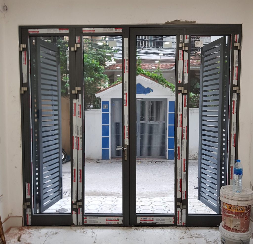 Cửa mở quay 4 cánh nhôm Xingfa